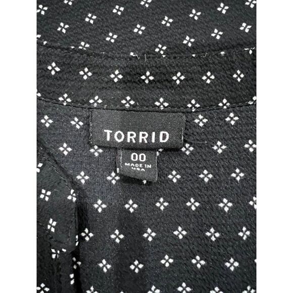 Torrid Sleeveless  Lace Stripe Blouse in Black Size 00 - Picture 3 of 3